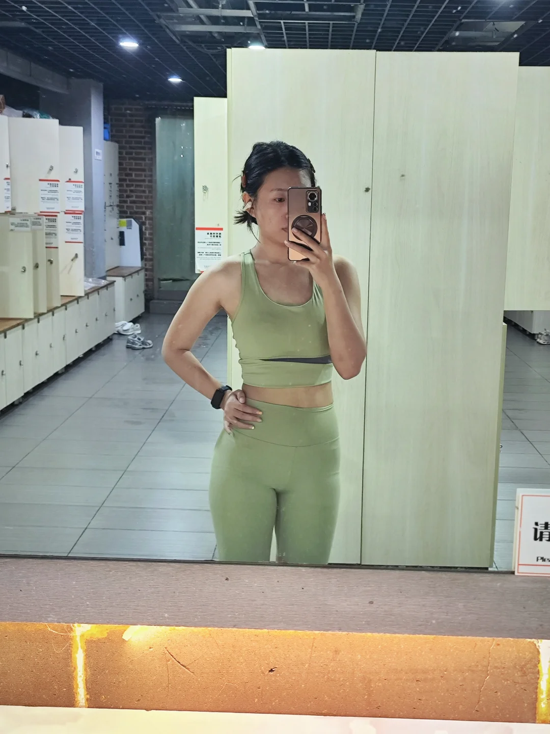 好喜欢这个颜色的瑜伽服！?