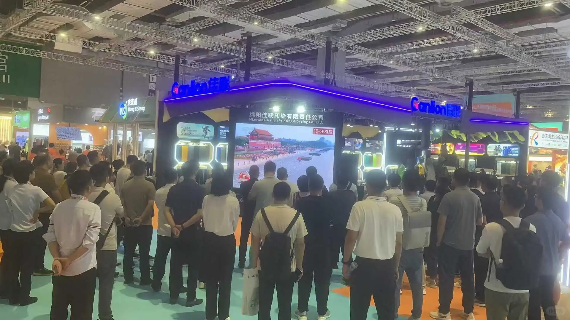 今天展会的亮点！是大屏幕！