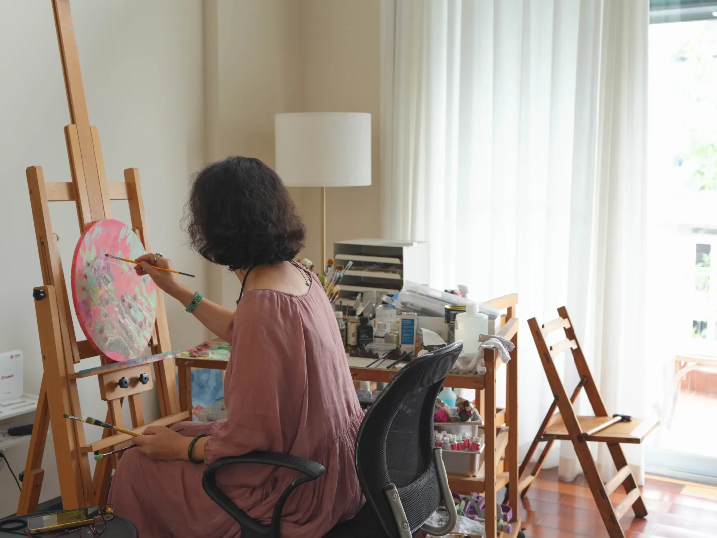 58岁女画家实现了穿衣自由