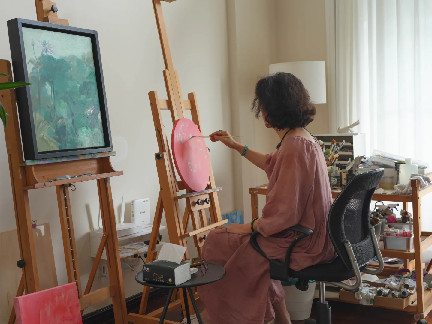 58岁女画家实现了穿衣自由