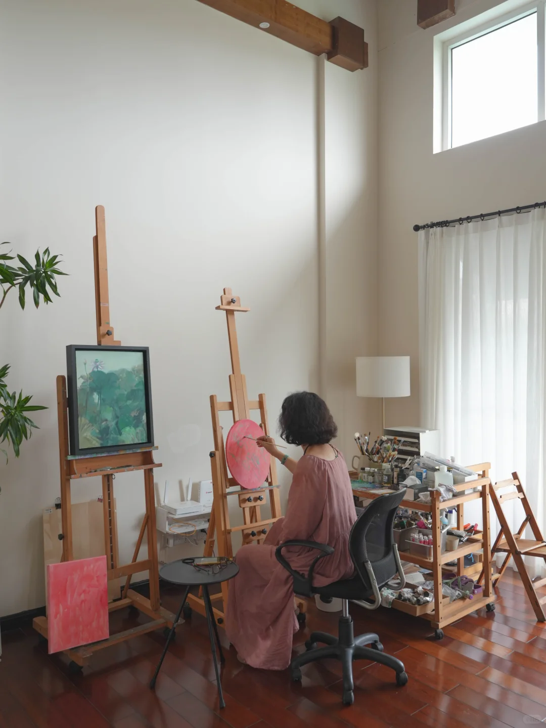 58岁女画家实现了穿衣自由