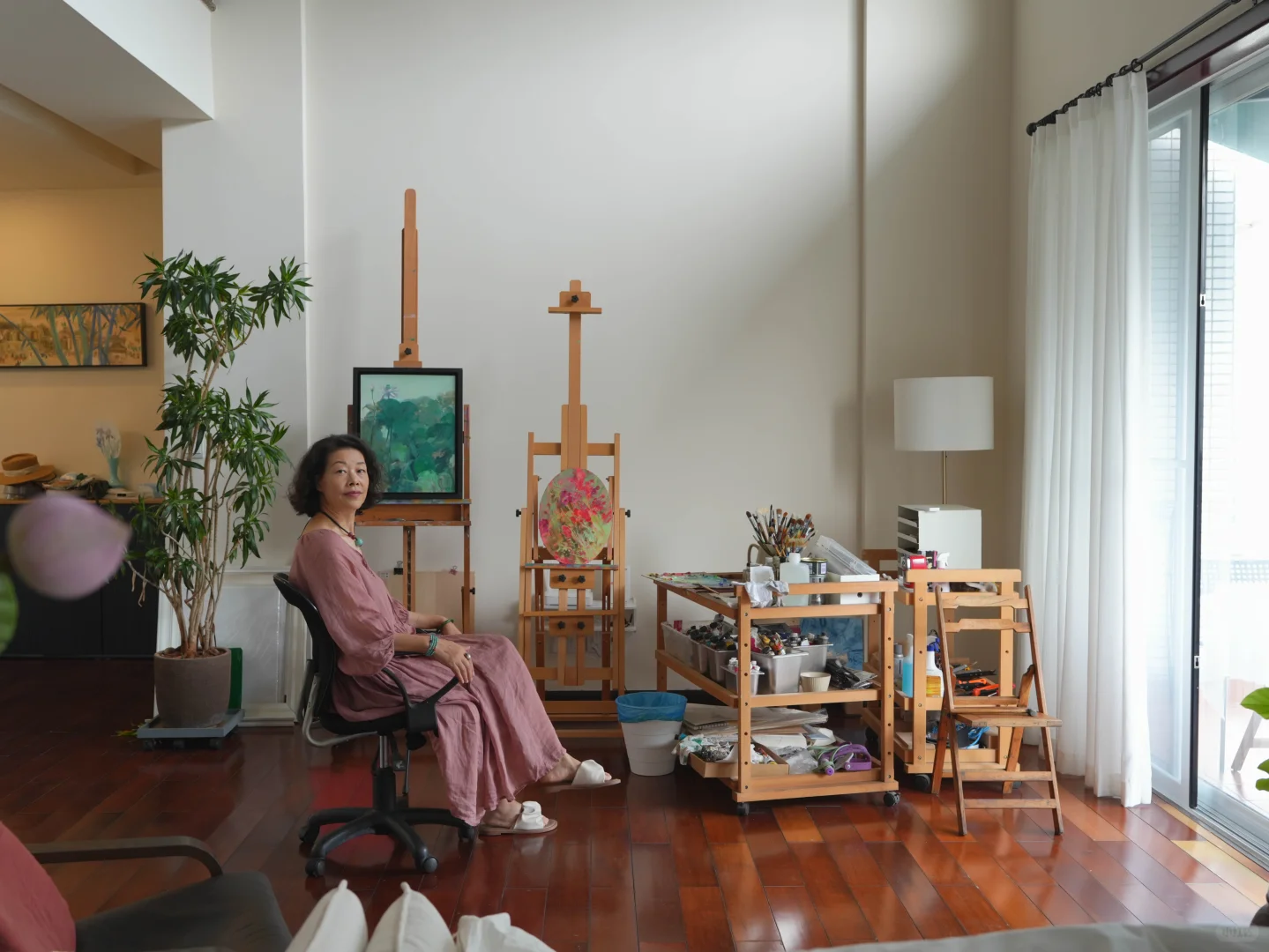 58岁女画家实现了穿衣自由