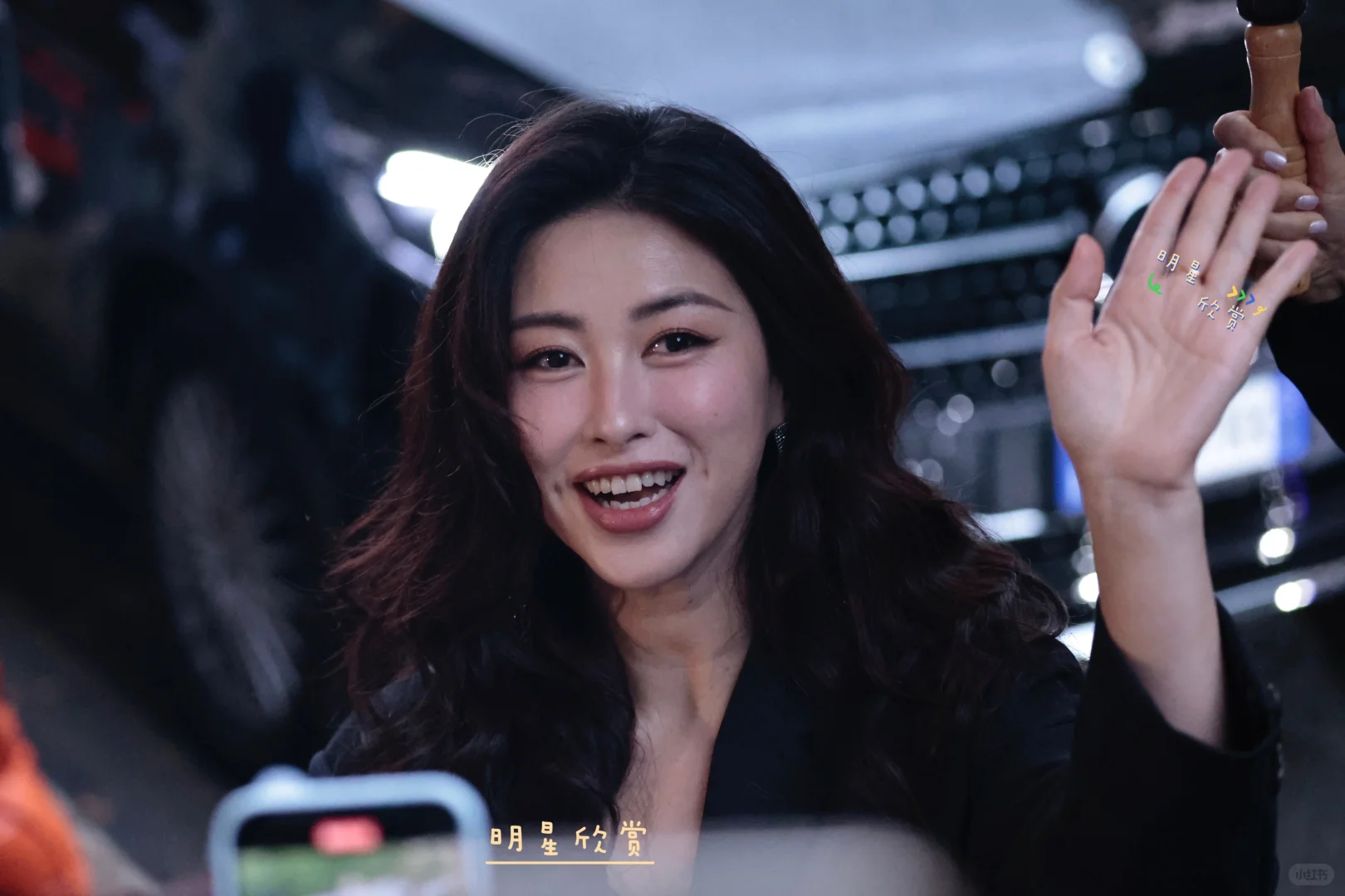 朱珠米兰拍了拍，亲和力满满