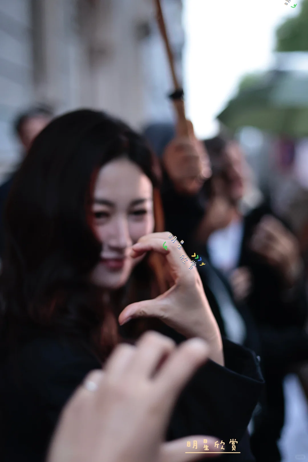 朱珠米兰拍了拍，亲和力满满