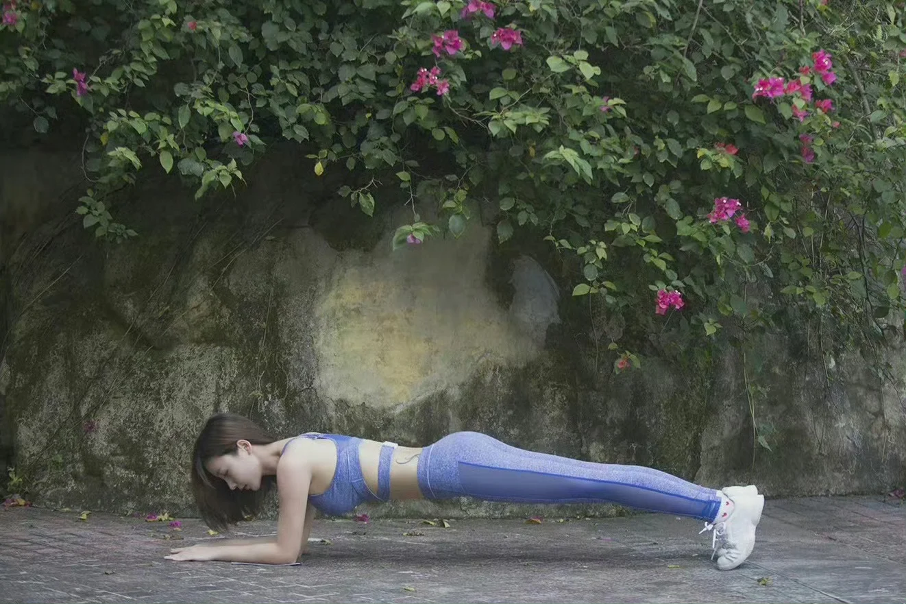 柳岩～蓝色瑜伽裤，好身材藏不住