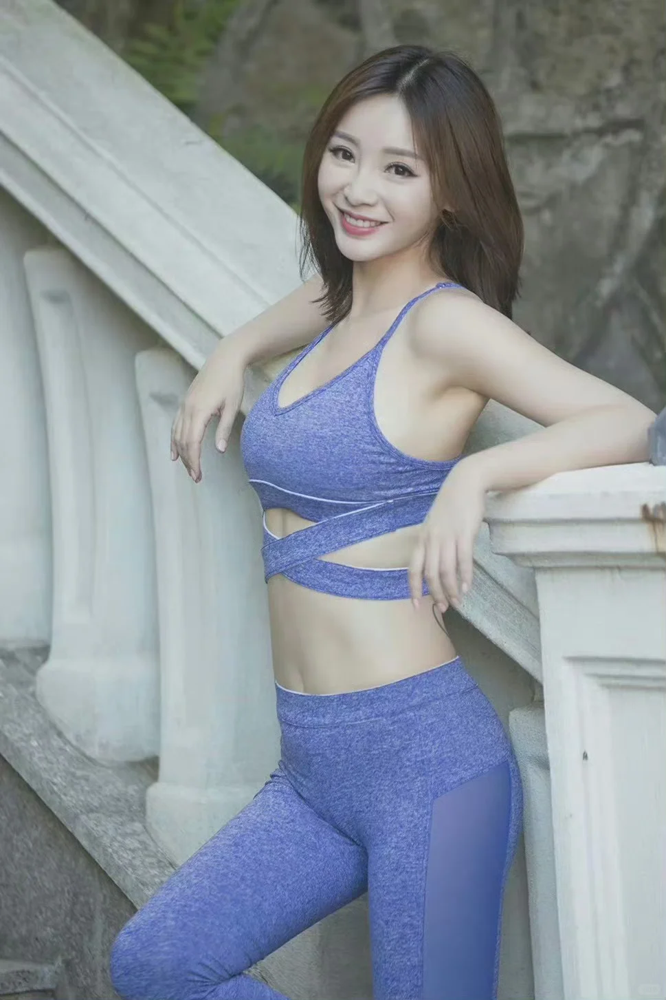 柳岩～蓝色瑜伽裤，好身材藏不住