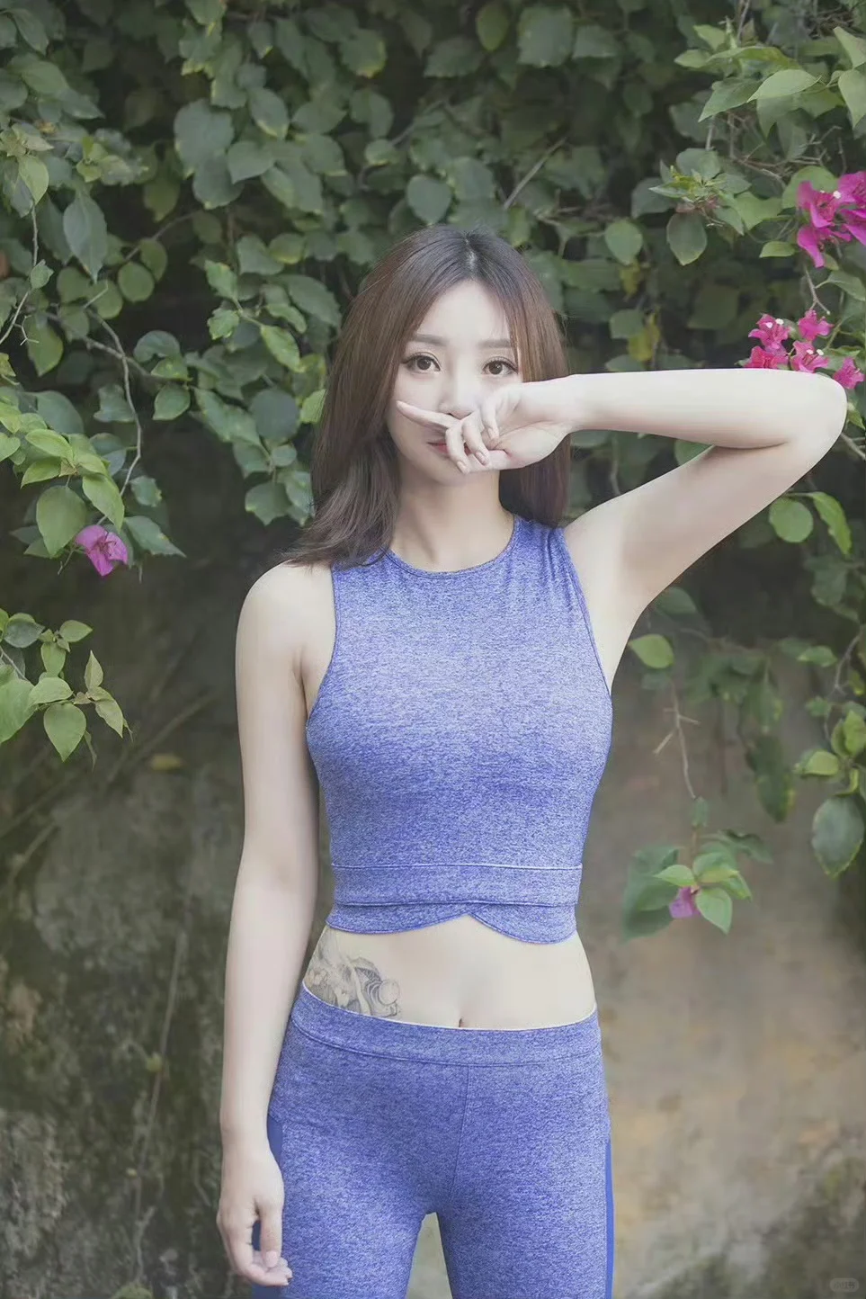 柳岩～蓝色瑜伽裤，好身材藏不住