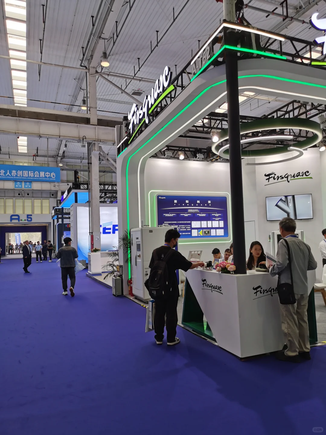 展会上拿完名片扭头就走的，到底是何方神圣