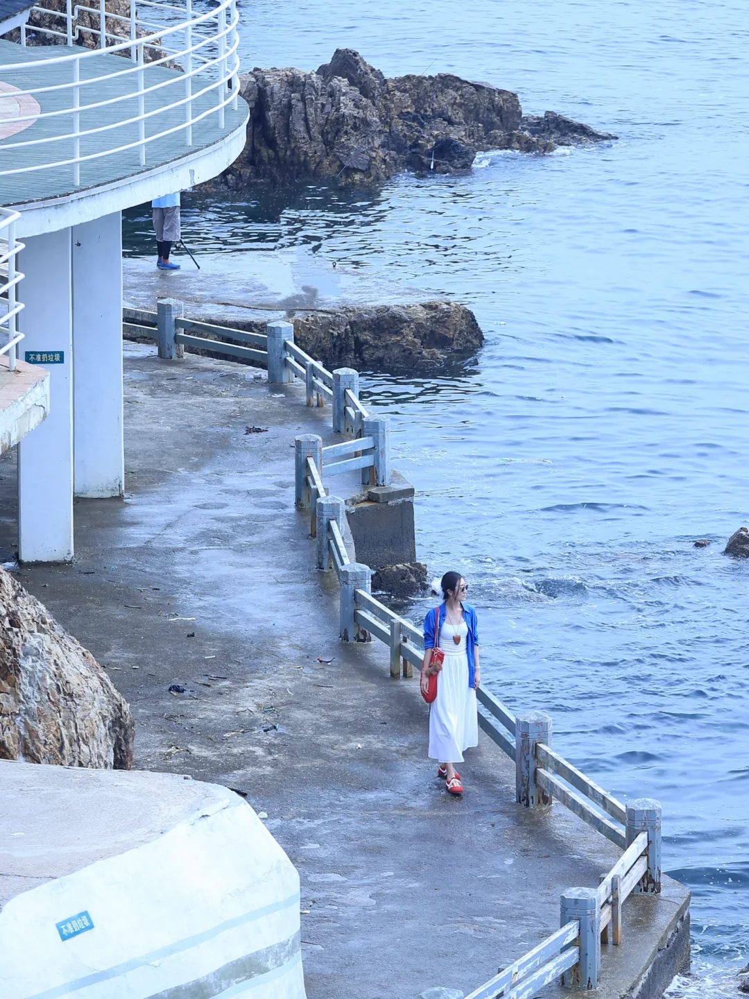 穿不腻的优衣库白月光+蓝衬衫?海边包出片