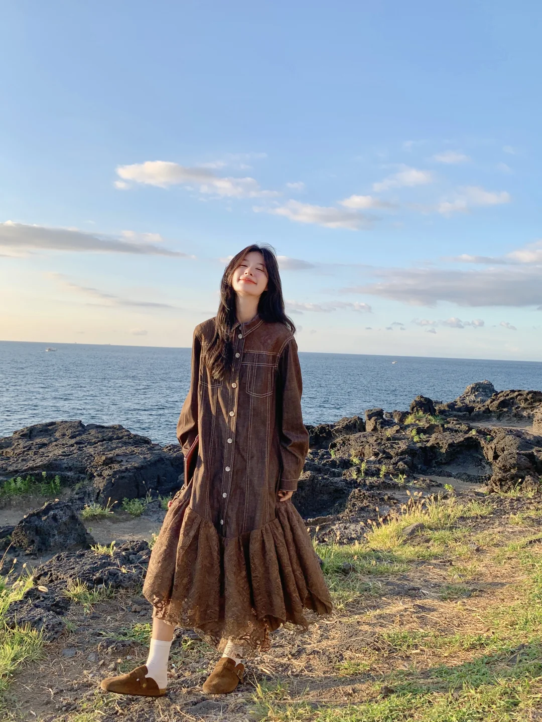 海边复古风｜棕色蕾丝裙的秋日氛围感穿搭