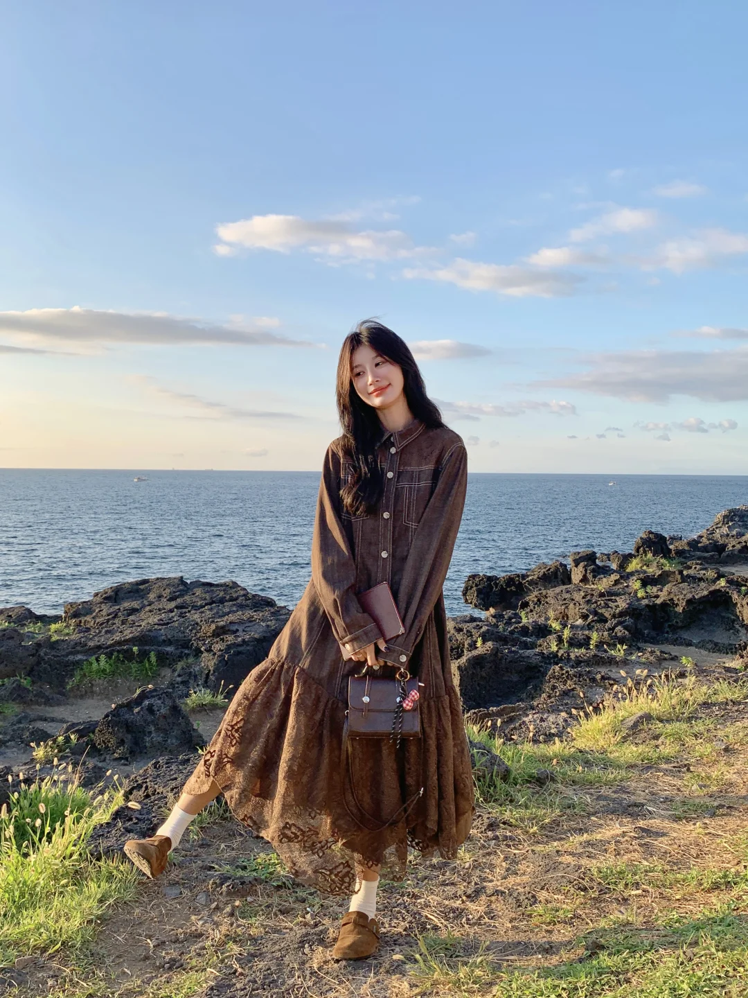 海边复古风｜棕色蕾丝裙的秋日氛围感穿搭