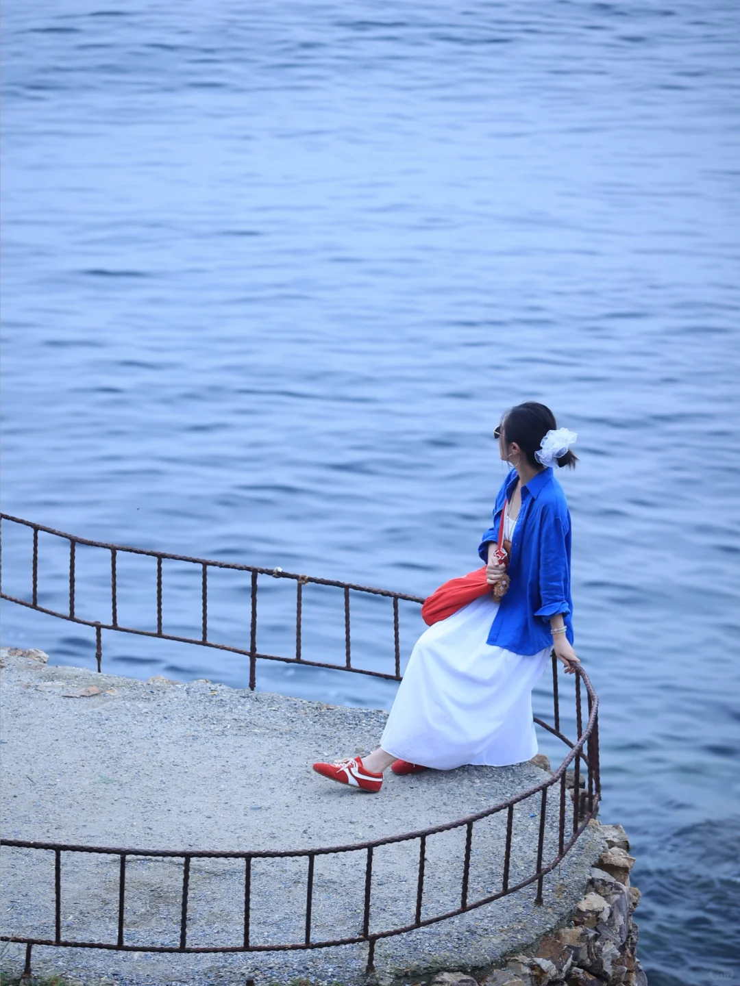 穿不腻的优衣库白月光+蓝衬衫?海边包出片