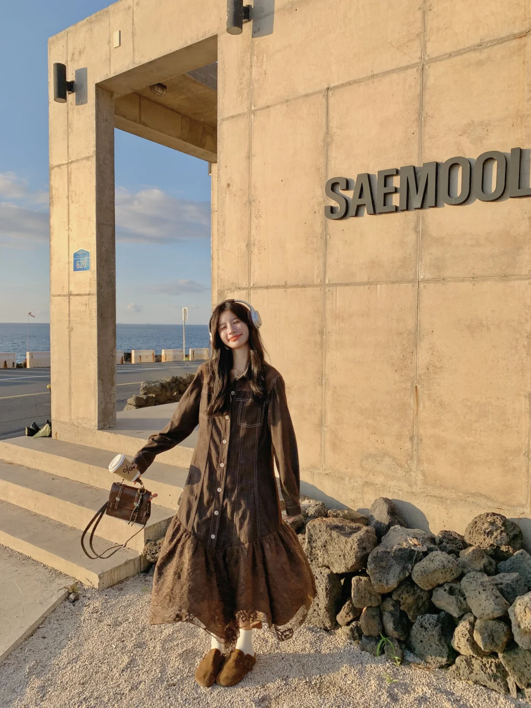 海边复古风｜棕色蕾丝裙的秋日氛围感穿搭