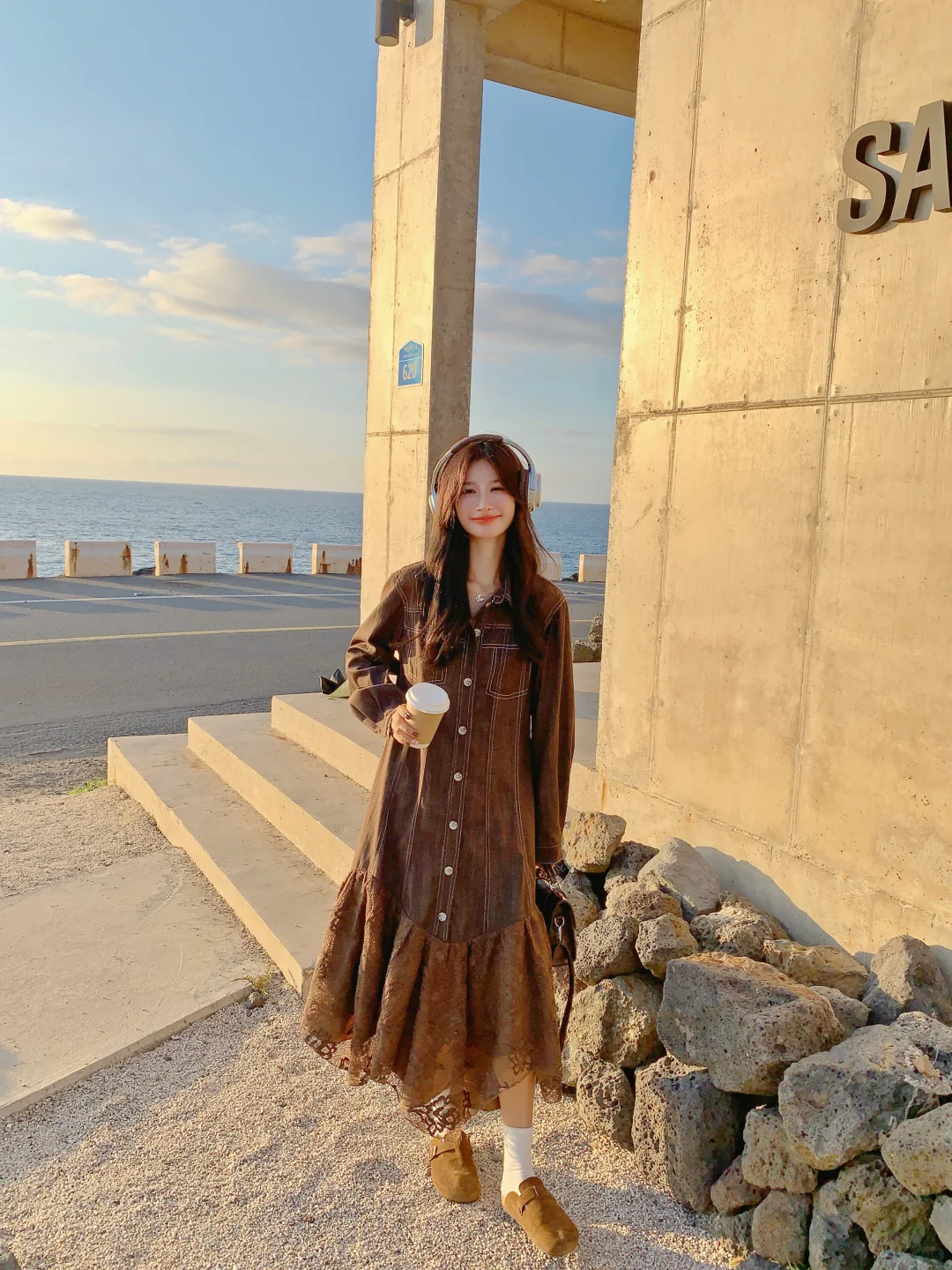 海边复古风｜棕色蕾丝裙的秋日氛围感穿搭