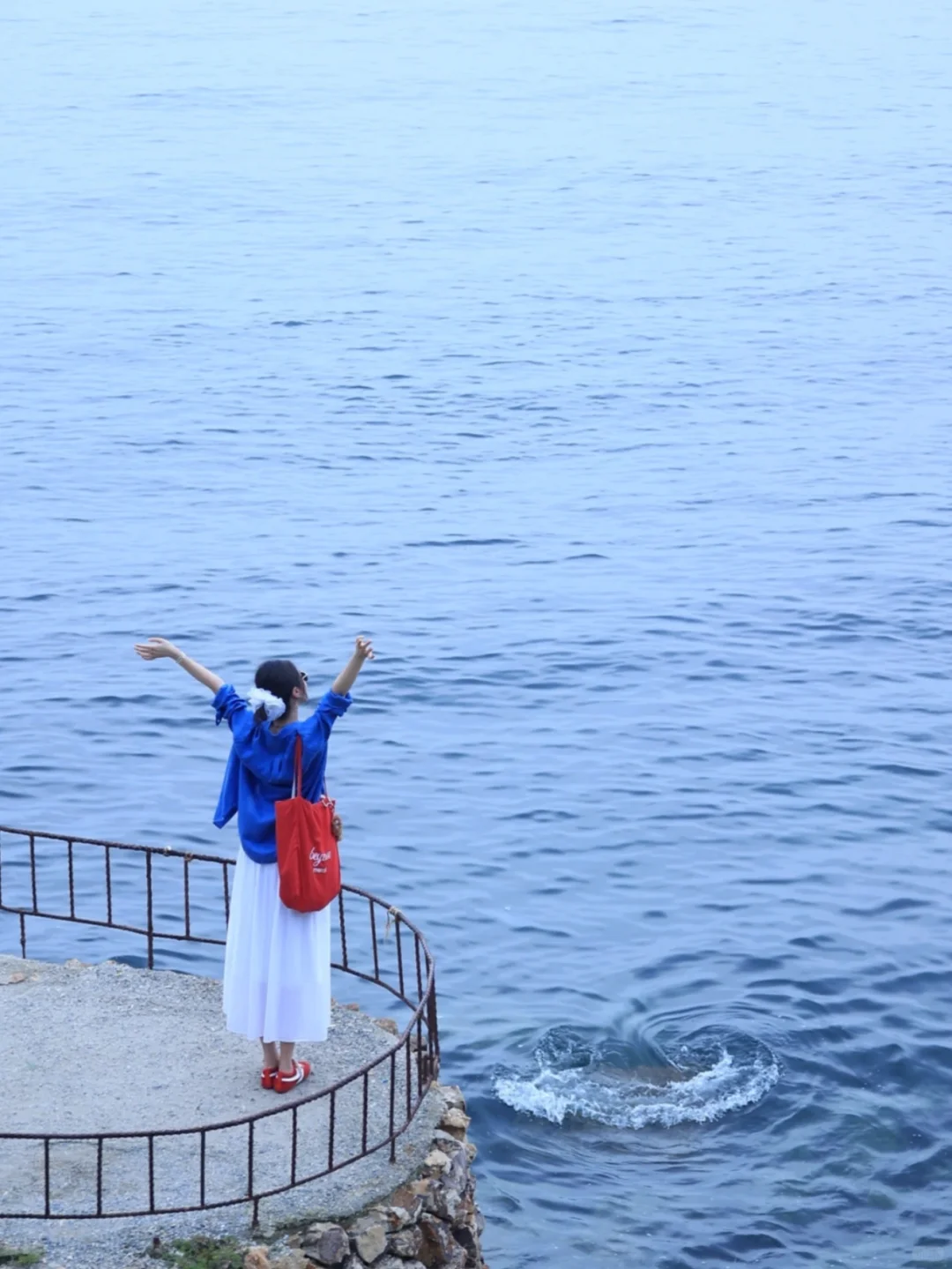 穿不腻的优衣库白月光+蓝衬衫?海边包出片