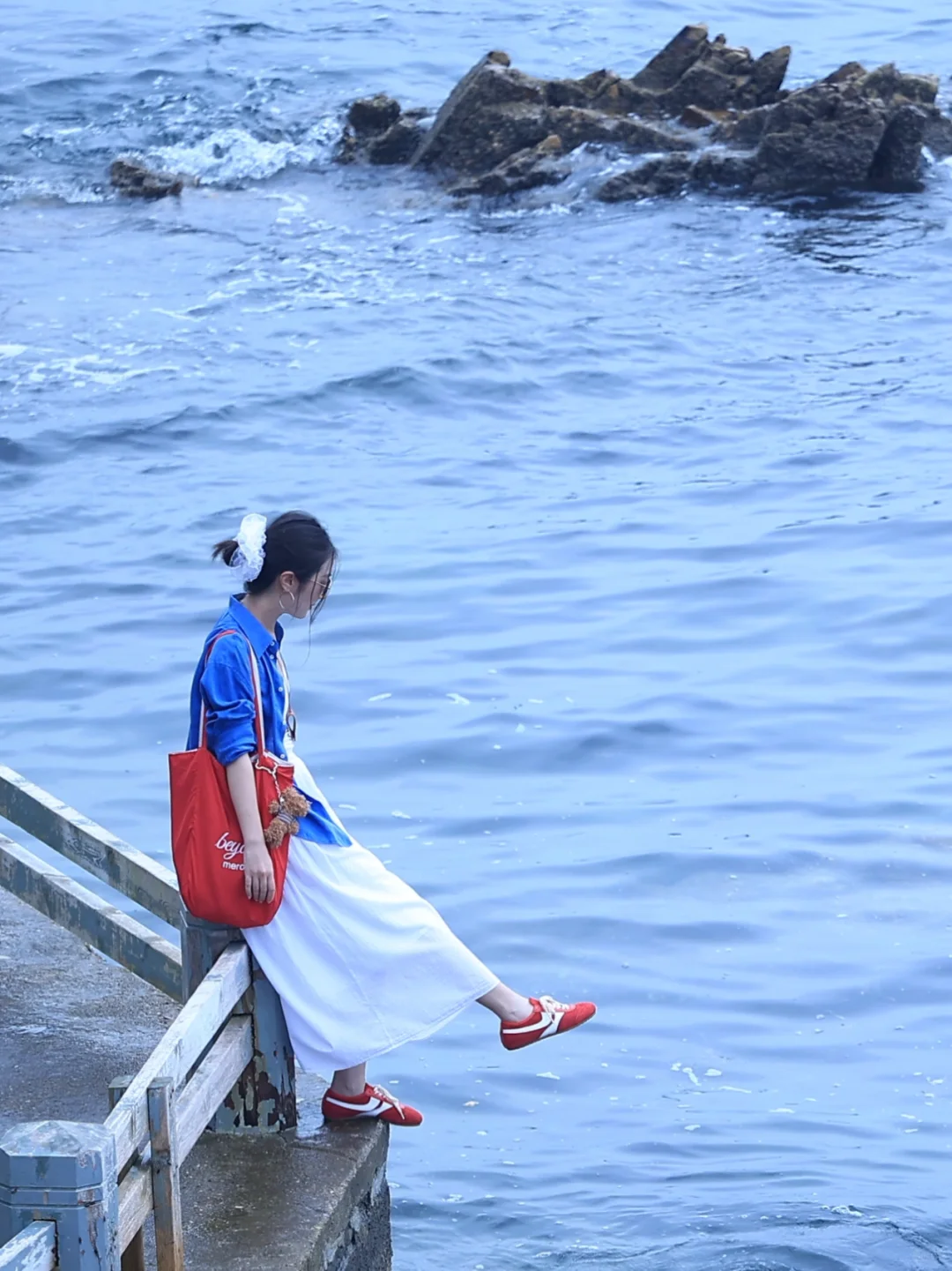 穿不腻的优衣库白月光+蓝衬衫?海边包出片
