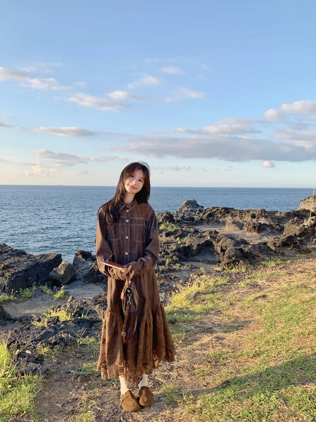 海边复古风｜棕色蕾丝裙的秋日氛围感穿搭