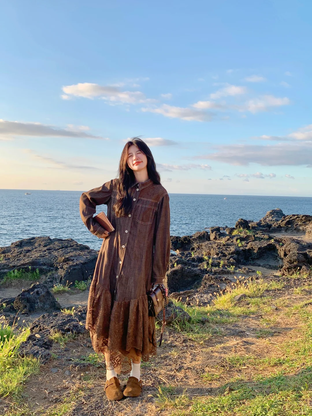 海边复古风｜棕色蕾丝裙的秋日氛围感穿搭
