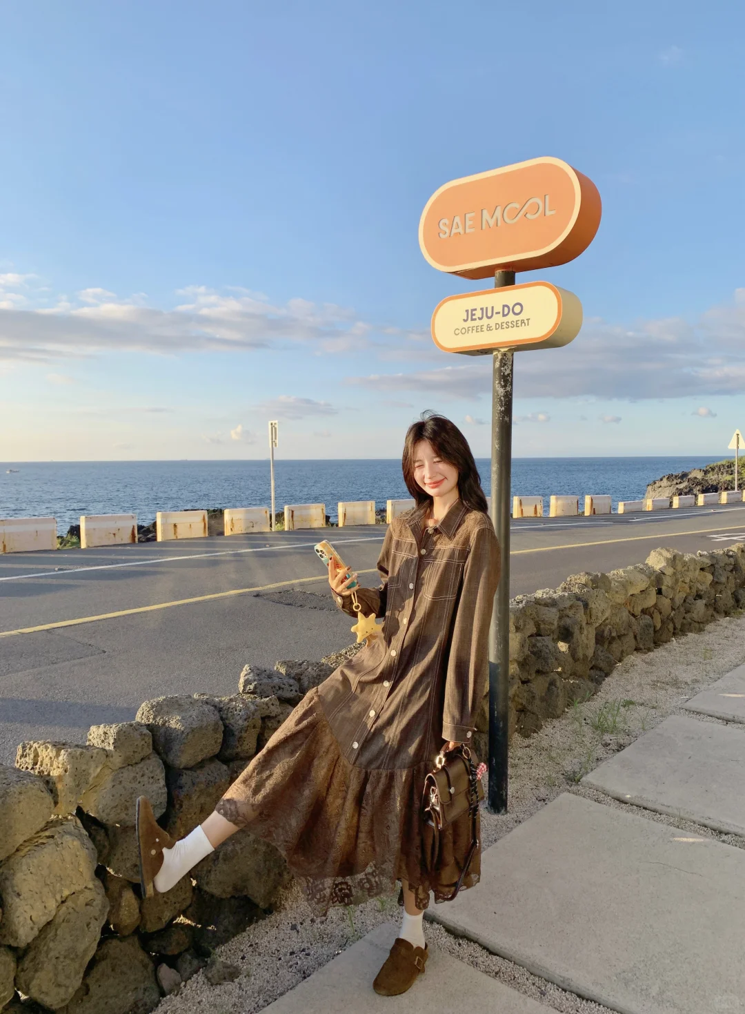 海边复古风｜棕色蕾丝裙的秋日氛围感穿搭