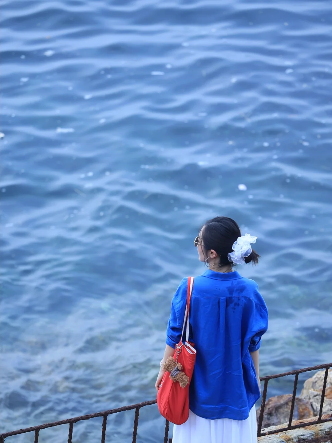 穿不腻的优衣库白月光+蓝衬衫?海边包出片