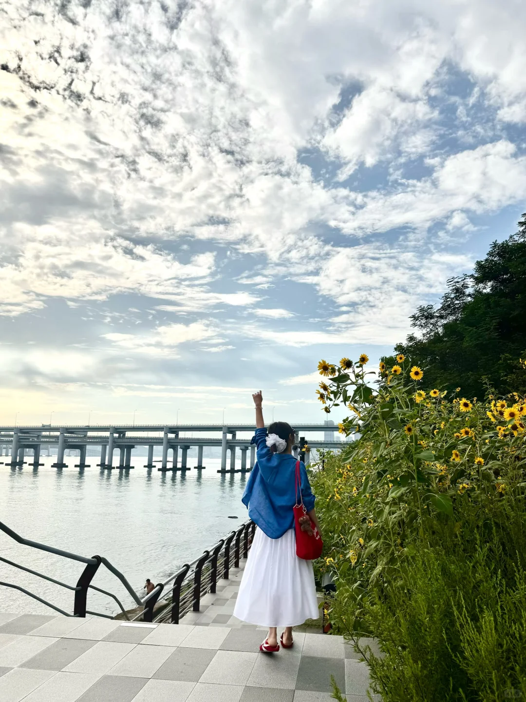 穿不腻的优衣库白月光+蓝衬衫?海边包出片