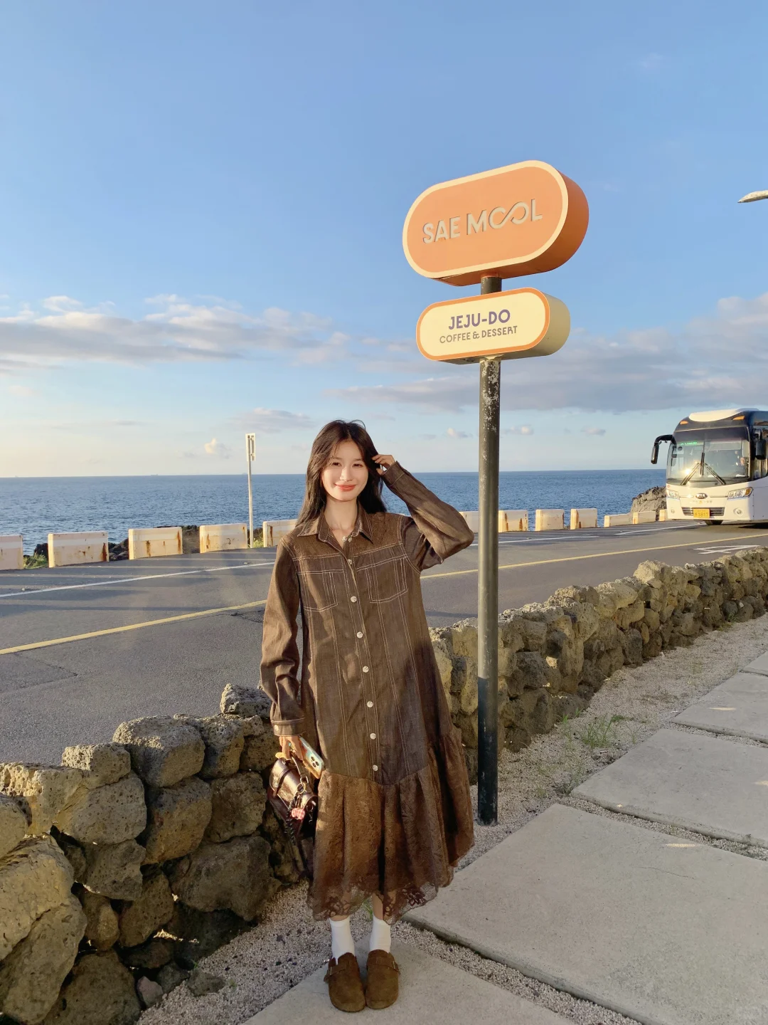 海边复古风｜棕色蕾丝裙的秋日氛围感穿搭