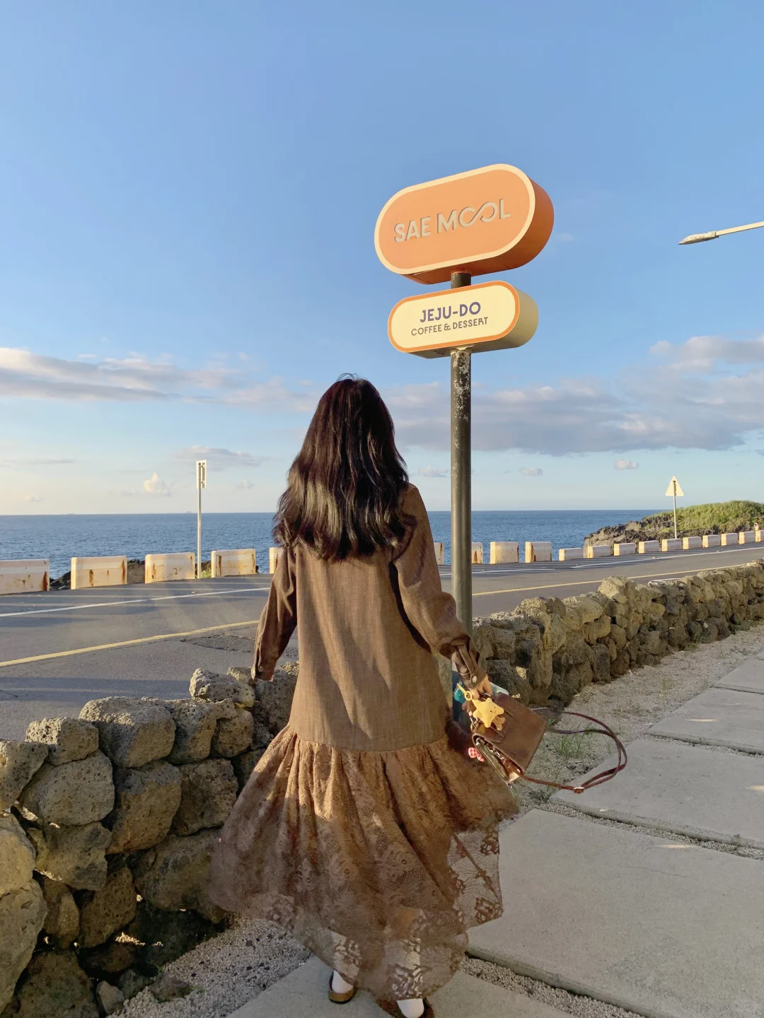 海边复古风｜棕色蕾丝裙的秋日氛围感穿搭