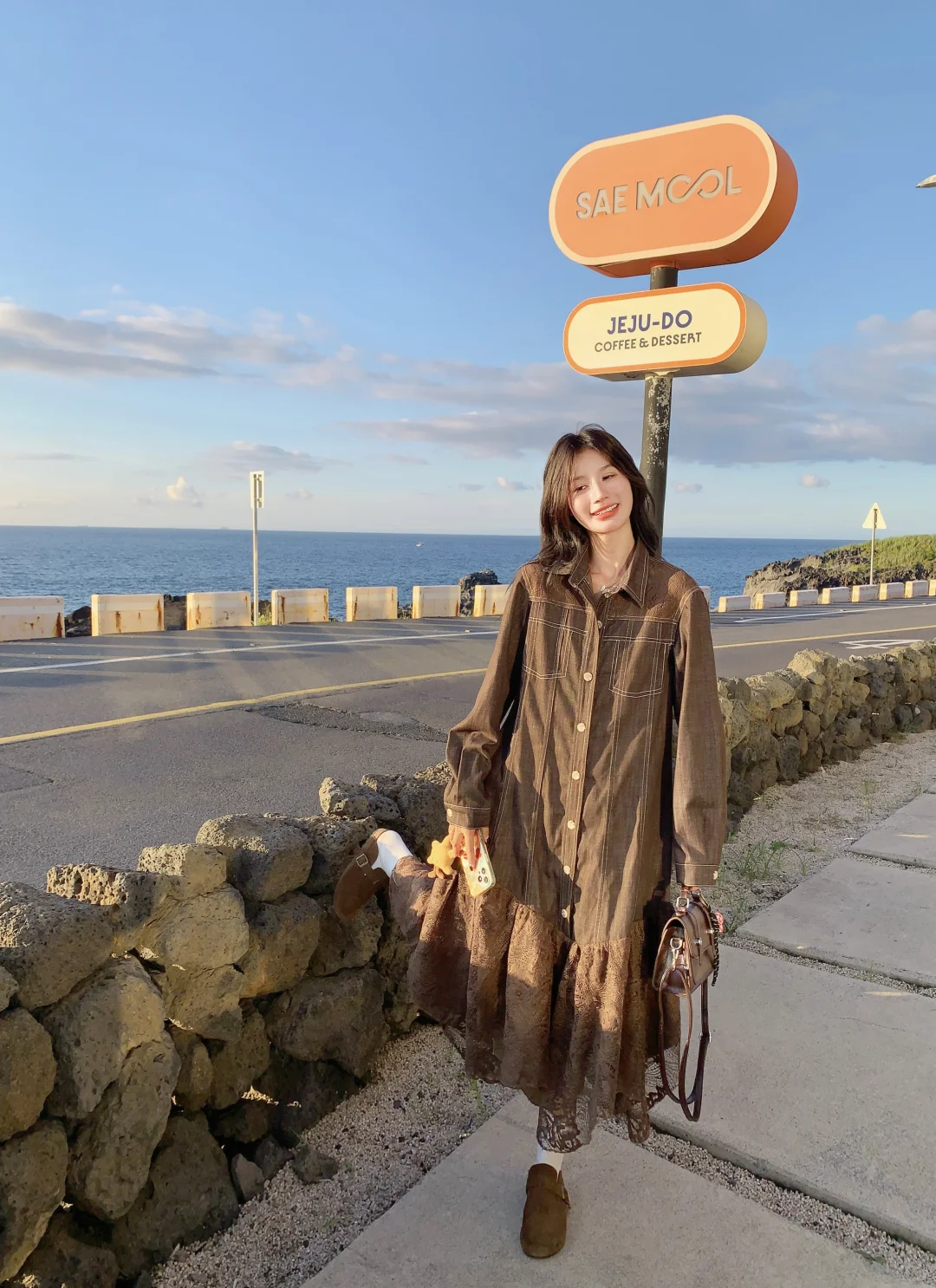 海边复古风｜棕色蕾丝裙的秋日氛围感穿搭