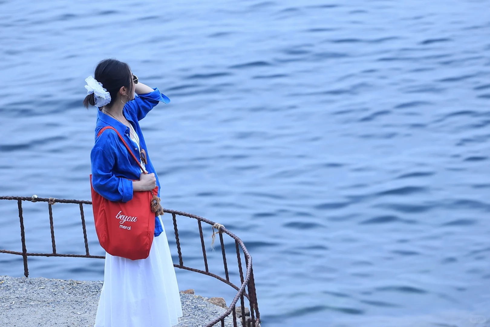 穿不腻的优衣库白月光+蓝衬衫?海边包出片