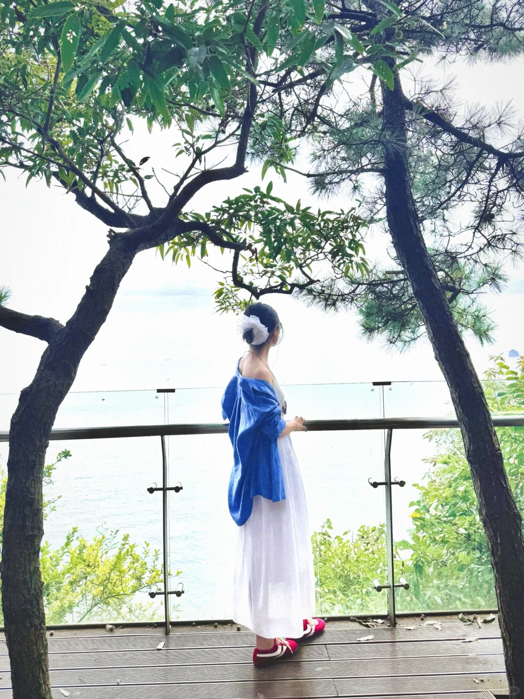 穿不腻的优衣库白月光+蓝衬衫?海边包出片