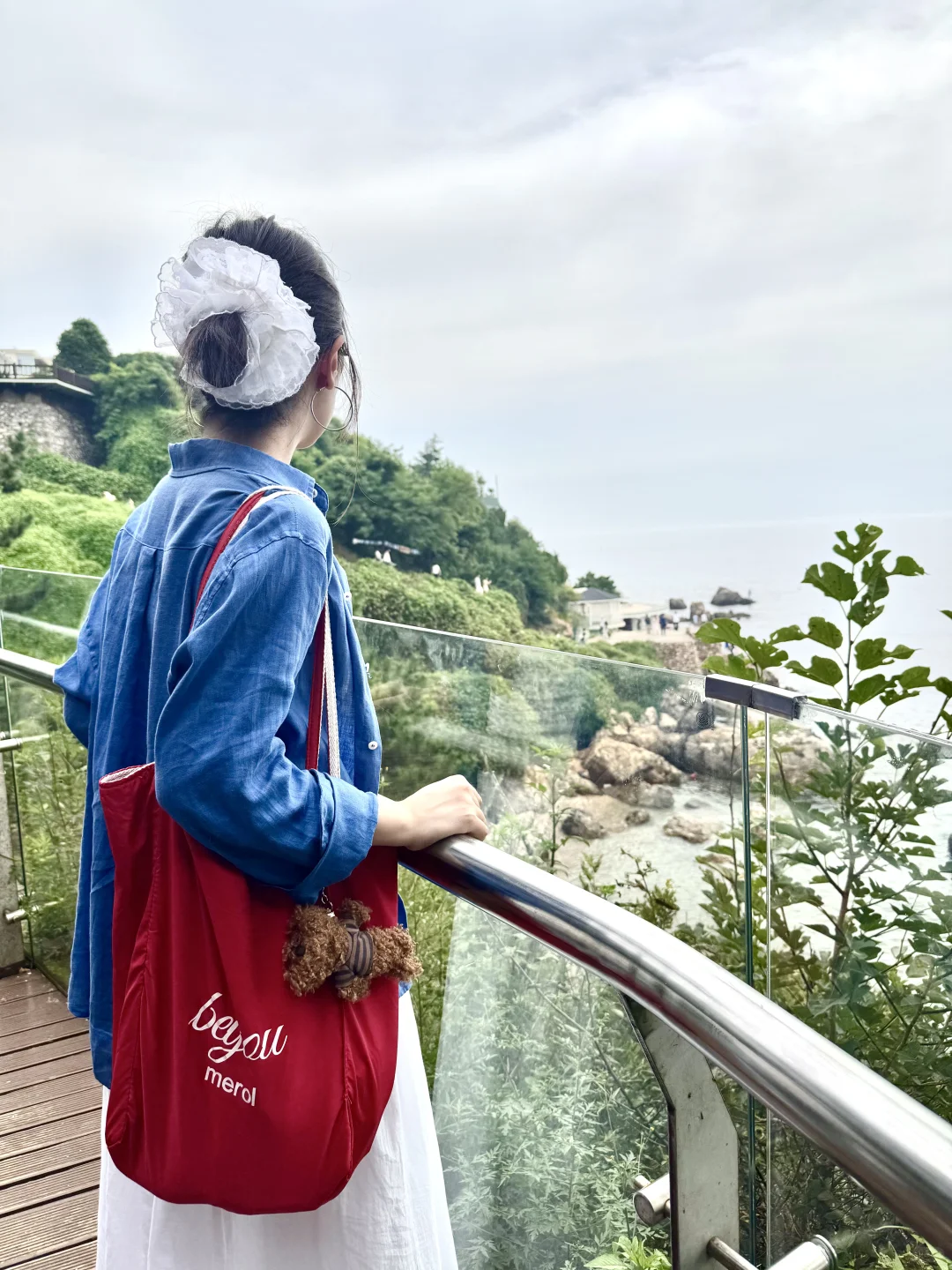 穿不腻的优衣库白月光+蓝衬衫?海边包出片