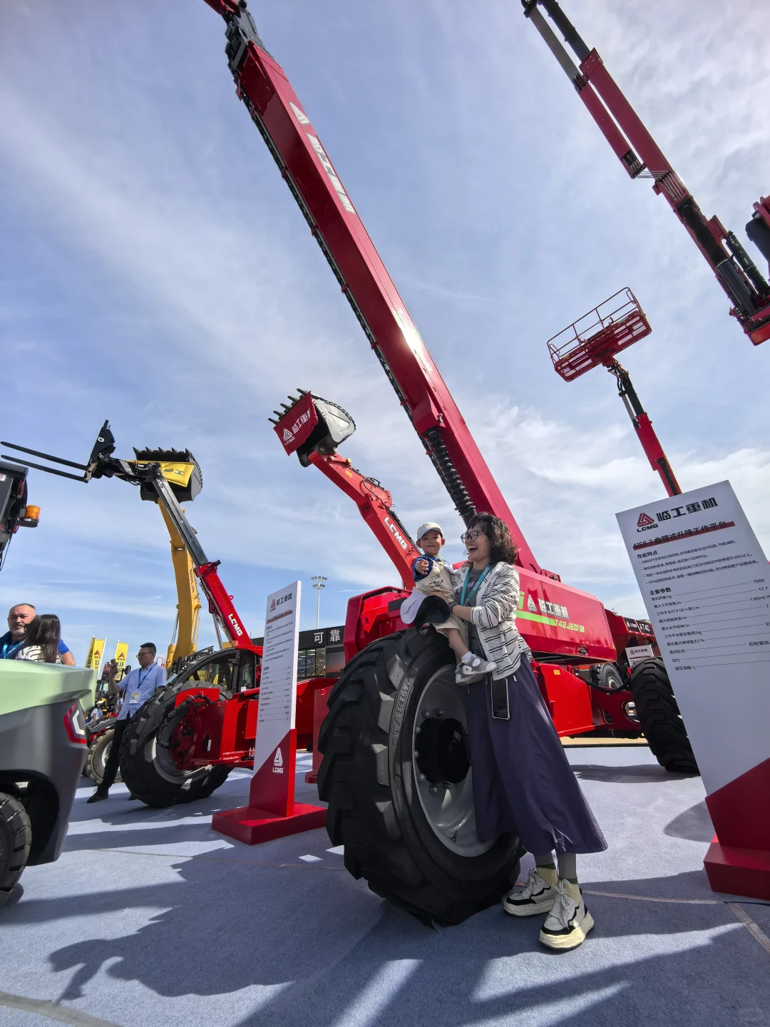 挖机吊车随便试！机械展解锁硬核亲子时光