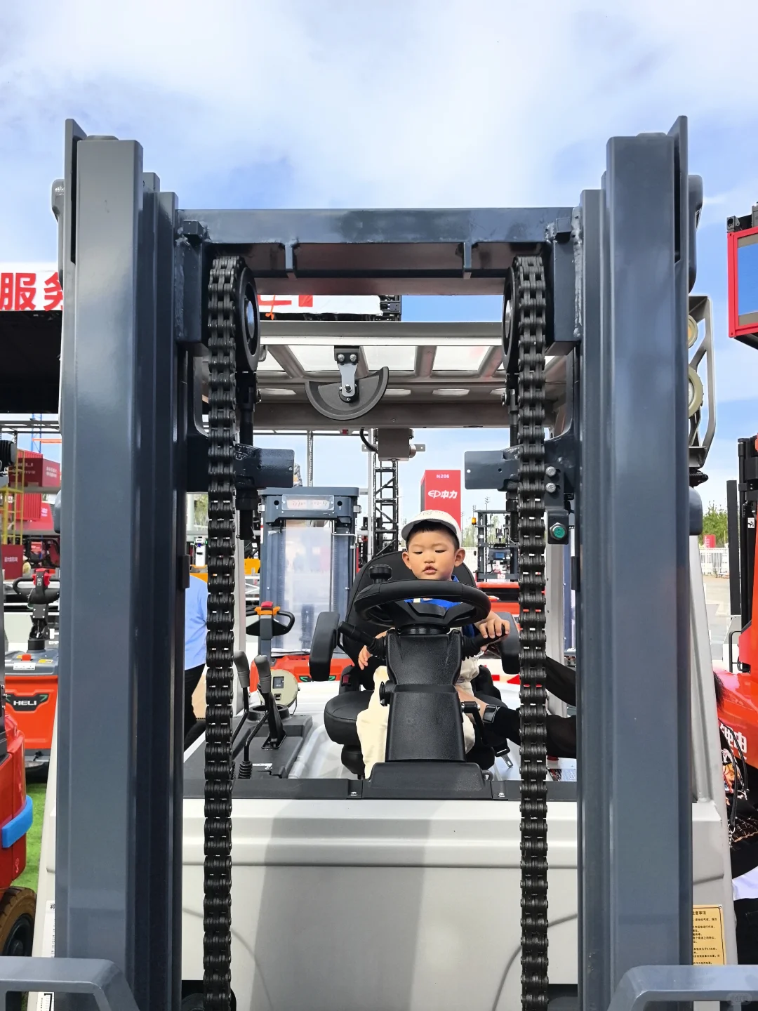 挖机吊车随便试！机械展解锁硬核亲子时光