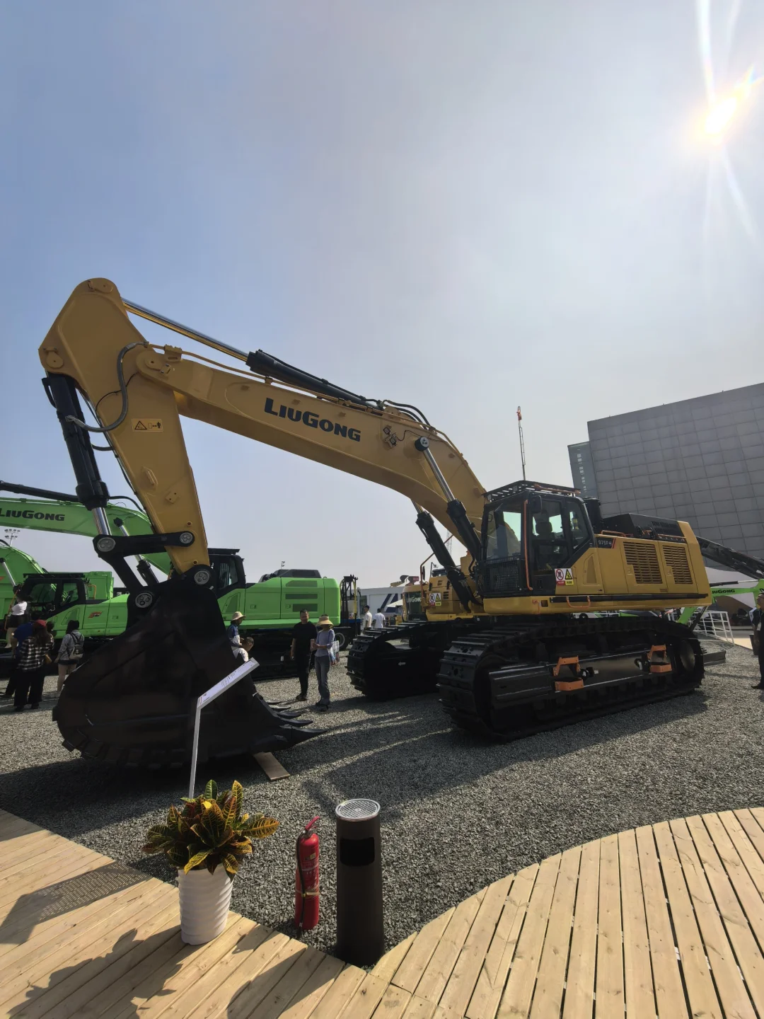 19月龄勇闯北京工程机械展