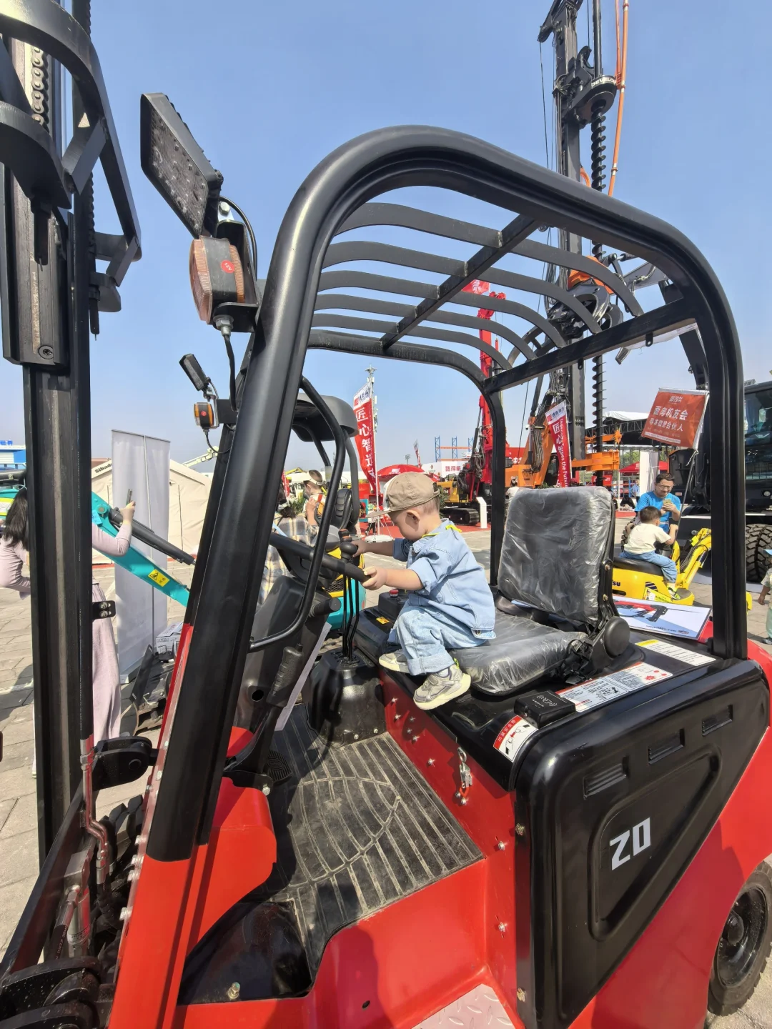 19月龄勇闯北京工程机械展