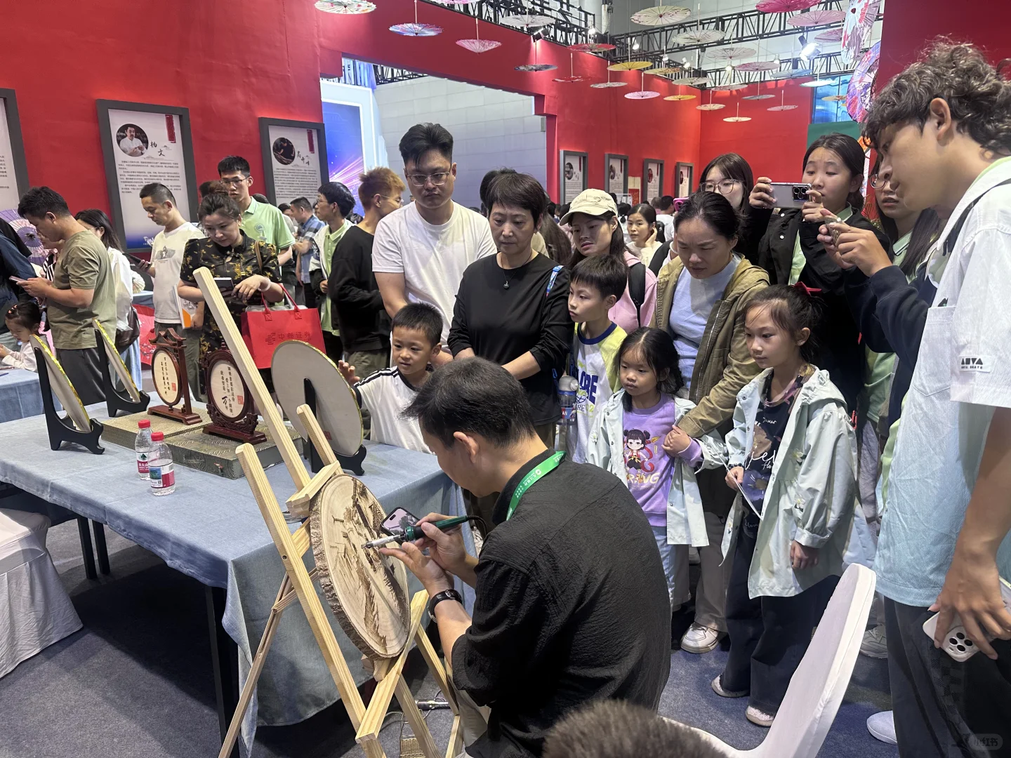 非遗烙画惊艳世界制造业大会！