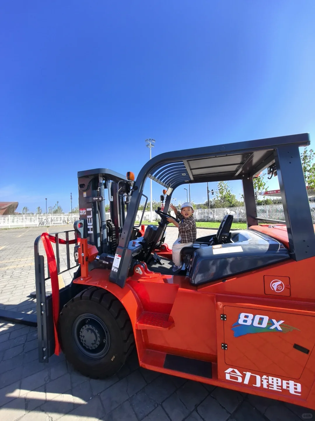 挖机吊车随便试！机械展解锁硬核亲子时光