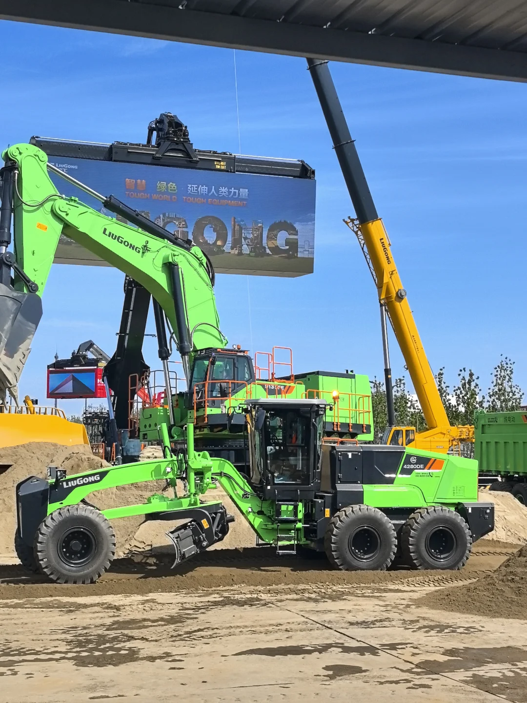 挖机吊车随便试！机械展解锁硬核亲子时光