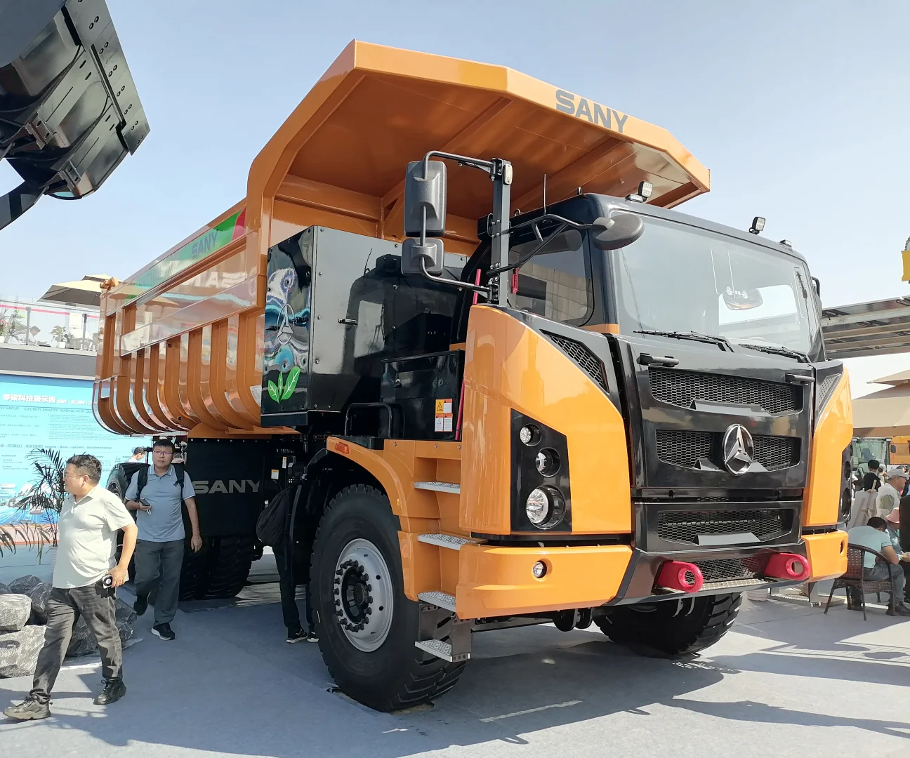 去工程机械展看矿卡