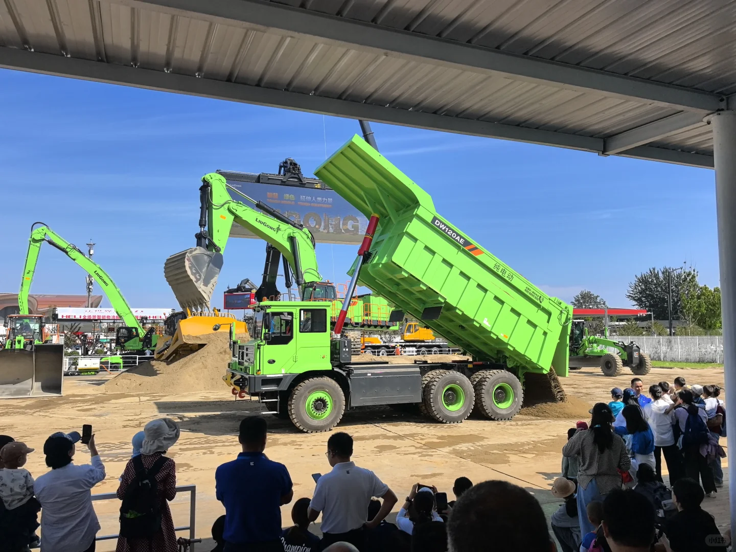 挖机吊车随便试！机械展解锁硬核亲子时光