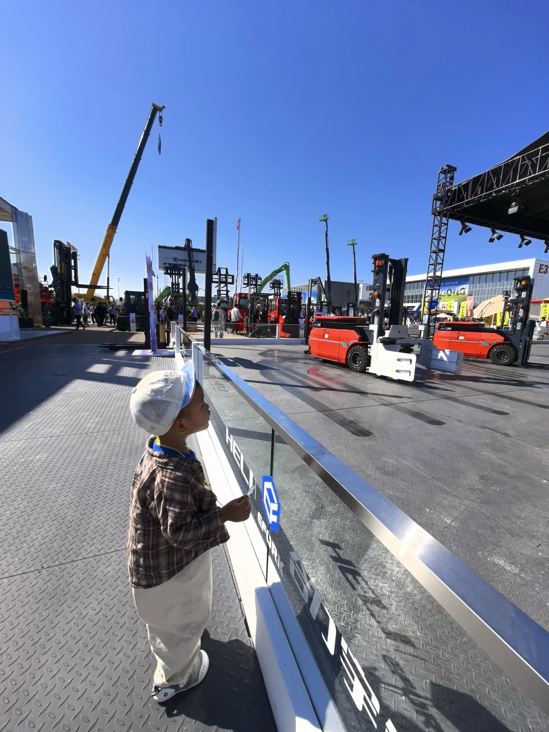 挖机吊车随便试！机械展解锁硬核亲子时光