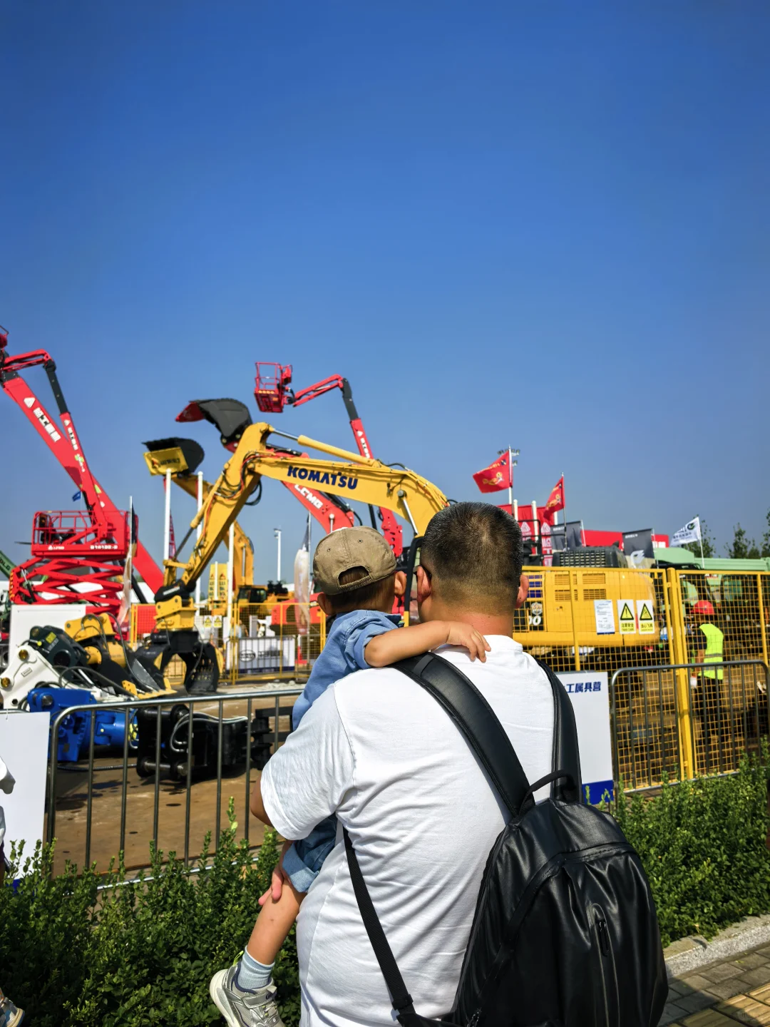 19月龄勇闯北京工程机械展