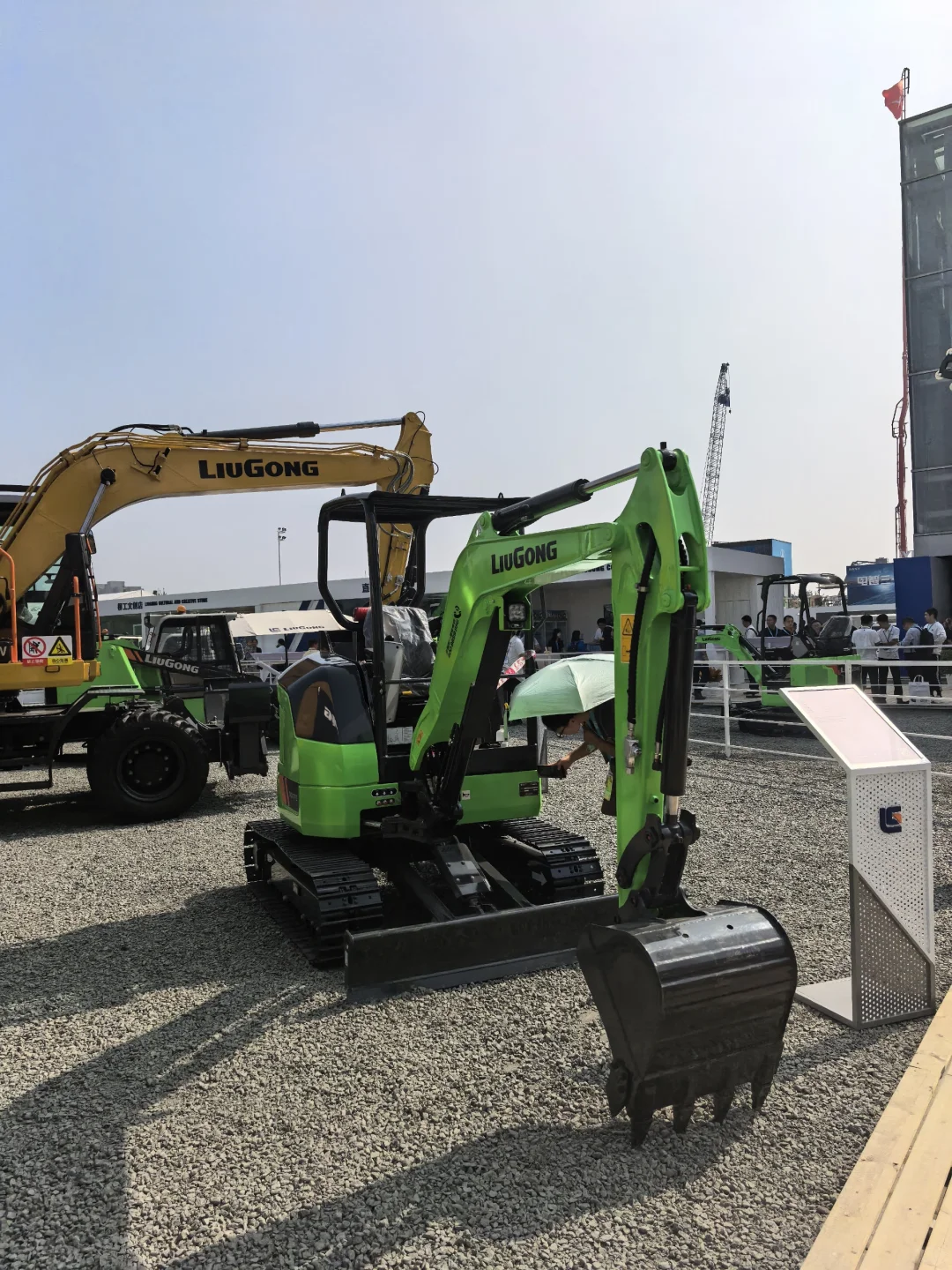 19月龄勇闯北京工程机械展