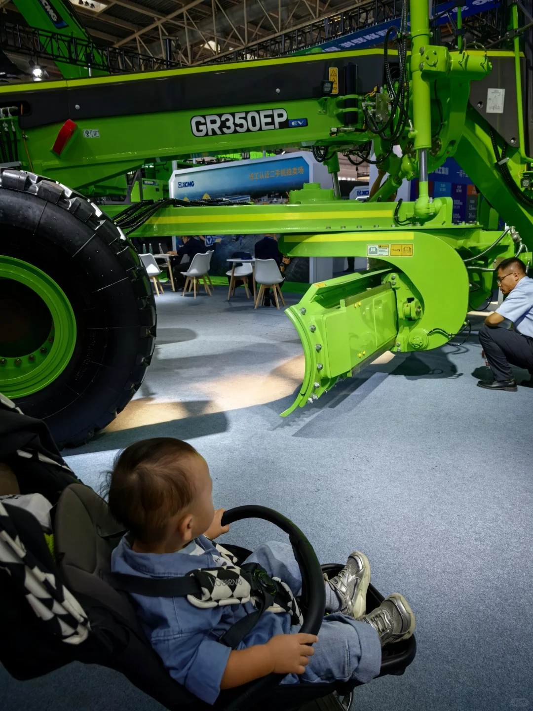 19月龄勇闯北京工程机械展