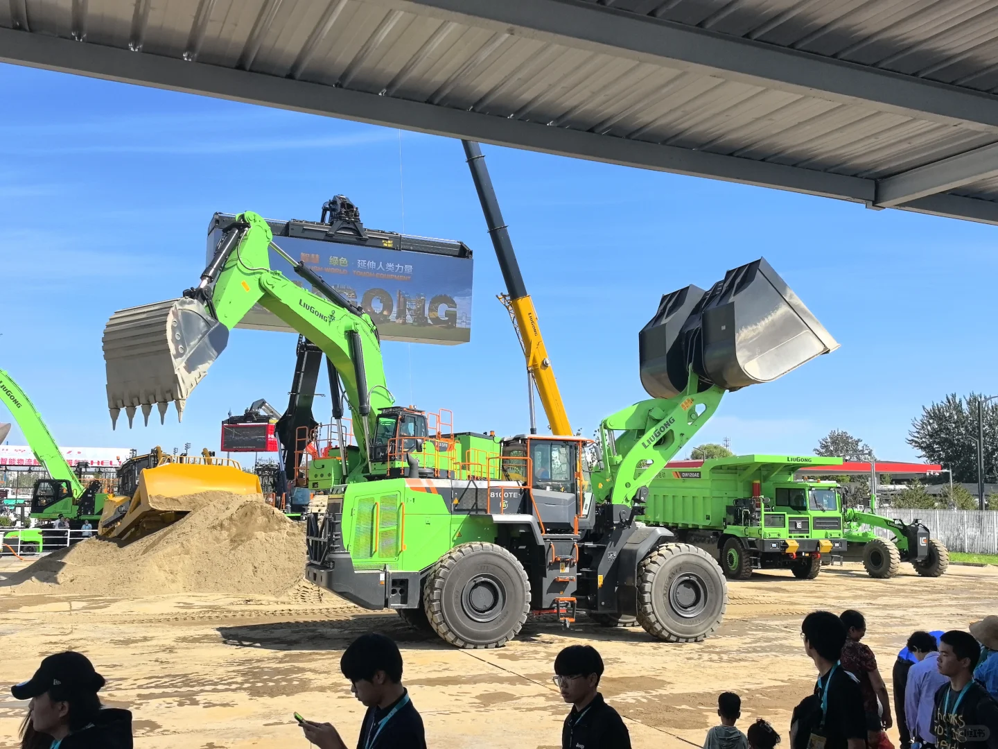 挖机吊车随便试！机械展解锁硬核亲子时光