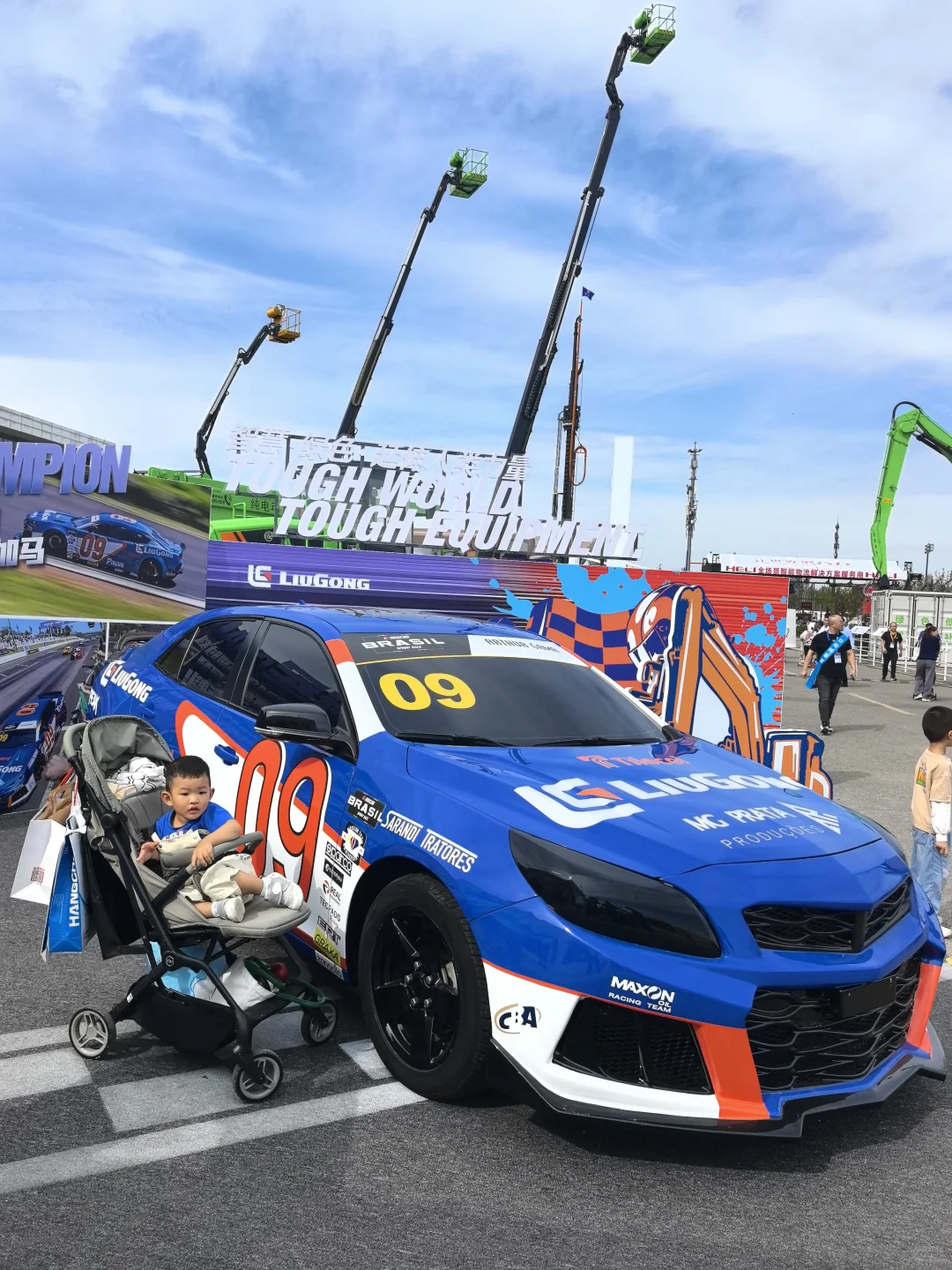 挖机吊车随便试！机械展解锁硬核亲子时光