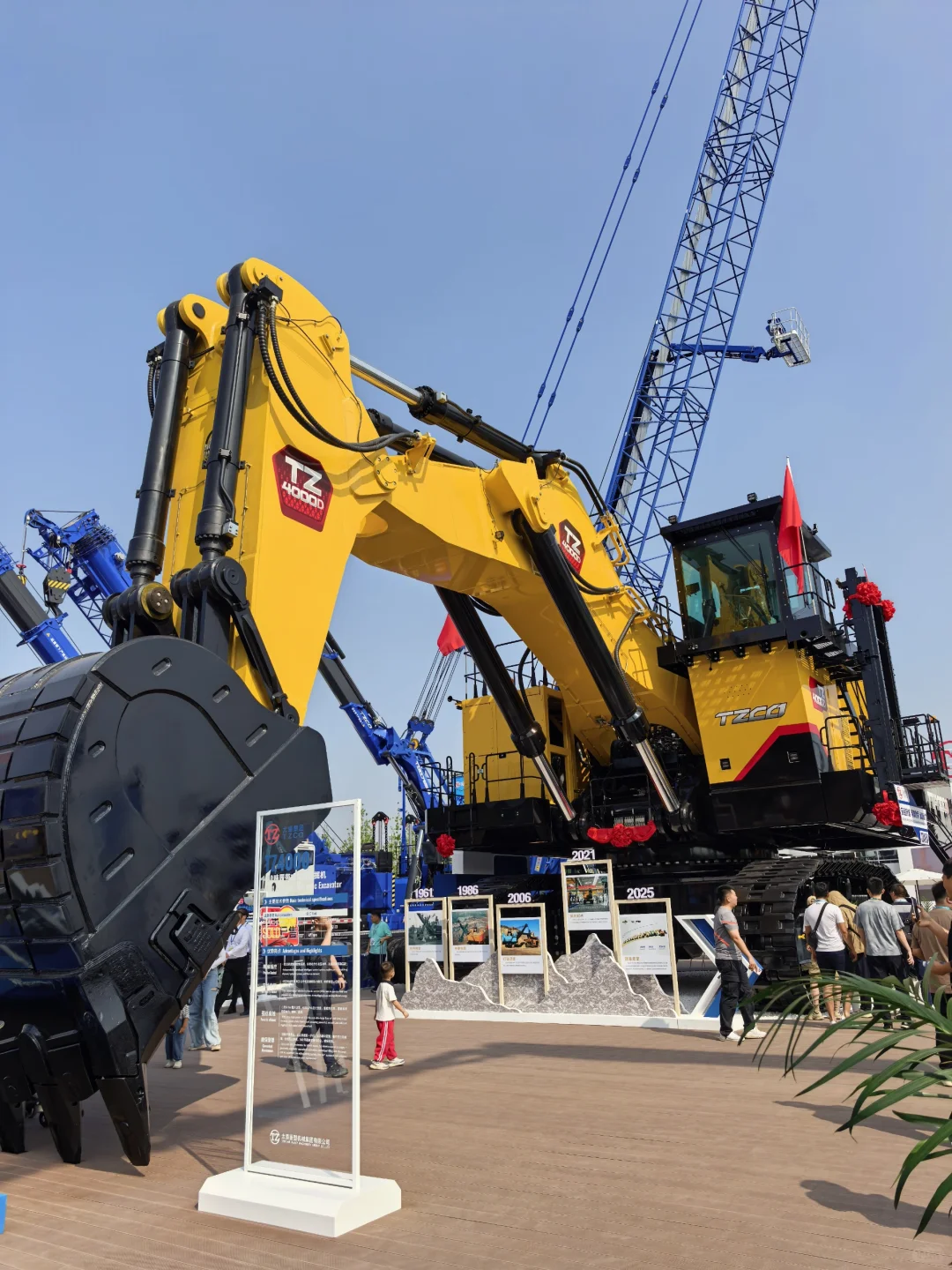 19月龄勇闯北京工程机械展