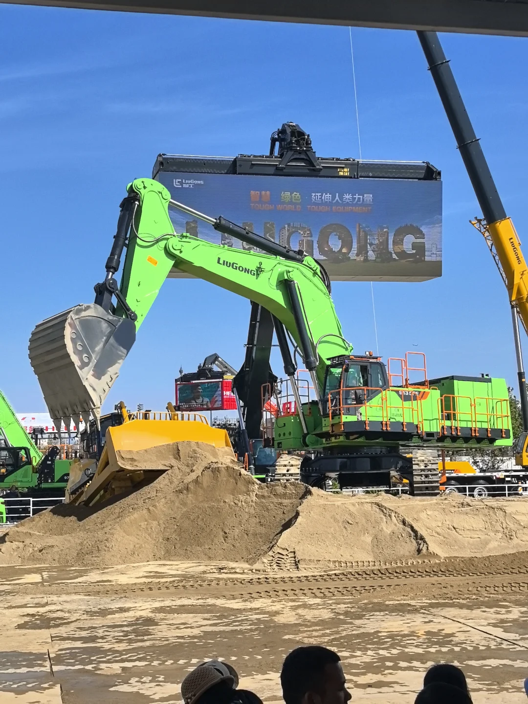 挖机吊车随便试！机械展解锁硬核亲子时光