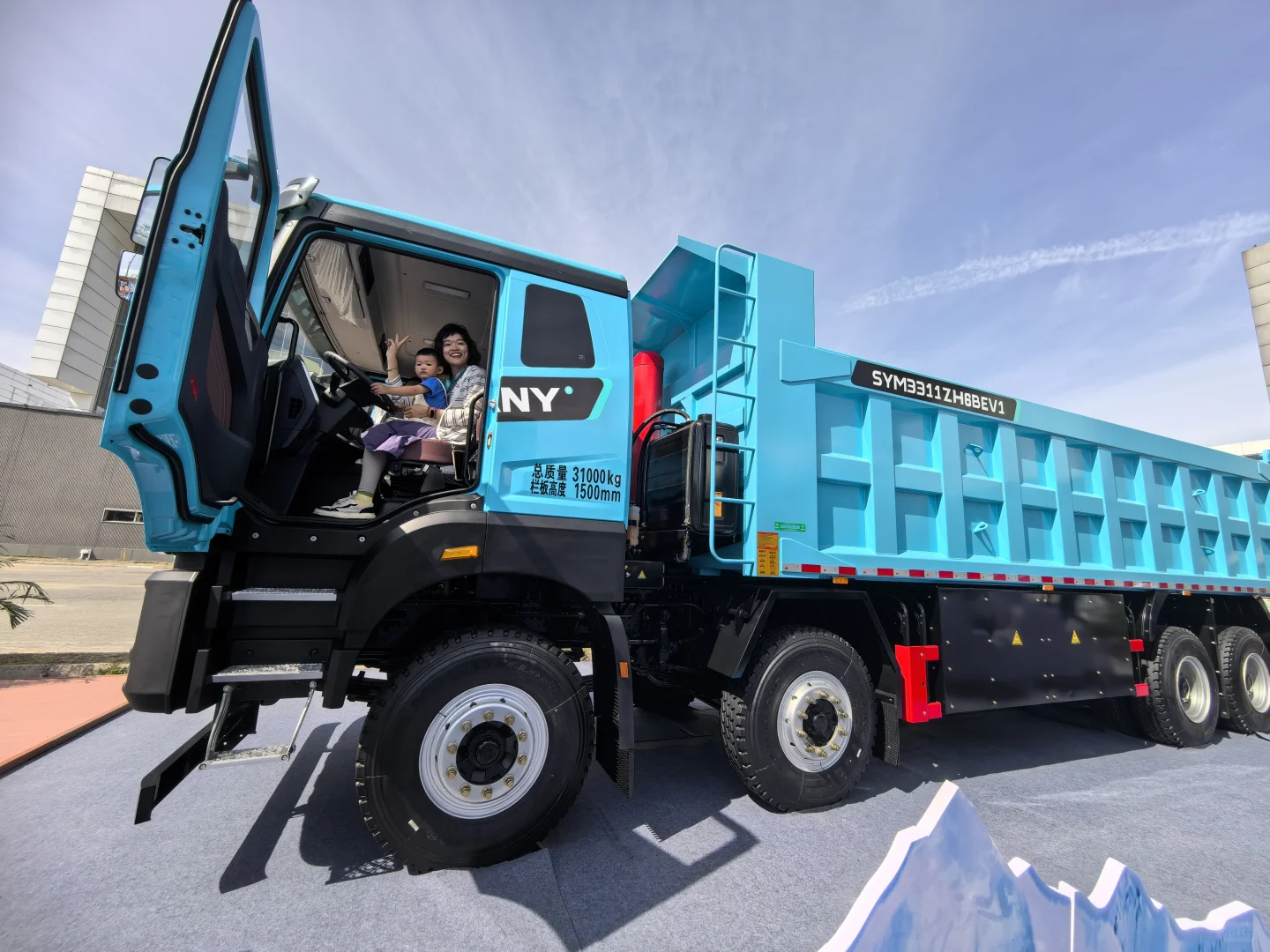 挖机吊车随便试！机械展解锁硬核亲子时光