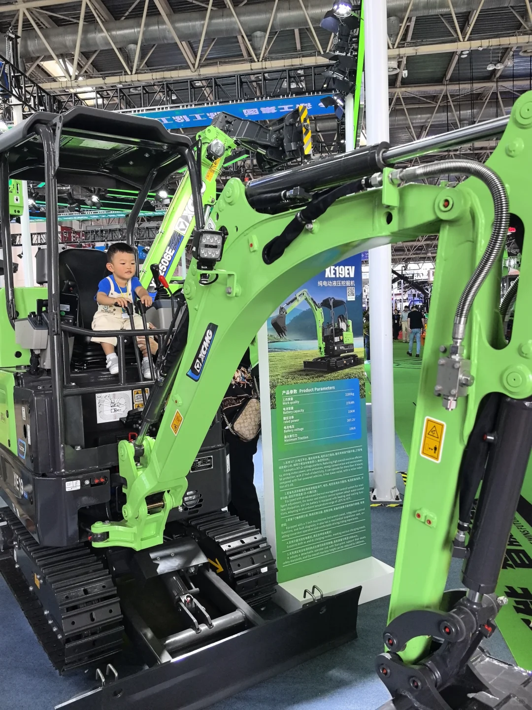 挖机吊车随便试！机械展解锁硬核亲子时光